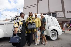 Caption :Clark's sisters posing the photo with car