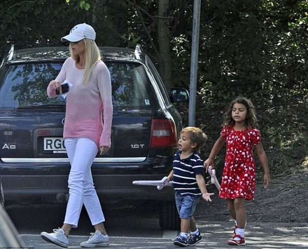 Caption : Elin Nordegren and her kids with car