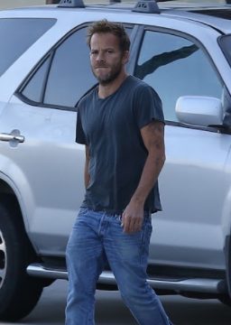 Stephen Dorff outside the car