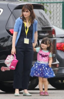 Elsie Otter Pechenik with her mother Zooey Claire Deschanel