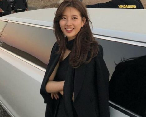 Bae Suzy posing for a photo with her car