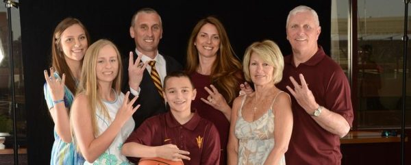 Bobby Hurley posing for the photo with his family