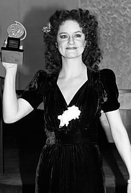 Swoosie Kurtz posing with her award
