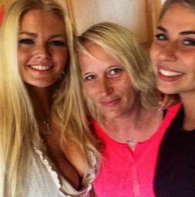 Zienna Eve with her mother and sister