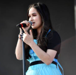 Stephanie Poetri singing in the stage