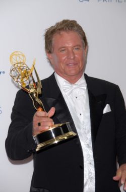  Tom Berenger posing for a photo with his award 