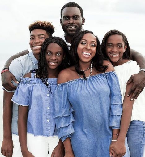 Kijafa Vick with her husband, Michael Vick and their children