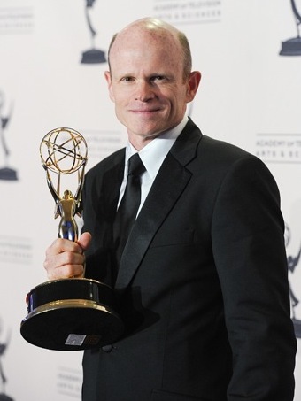 Paul McCrane posing with his award