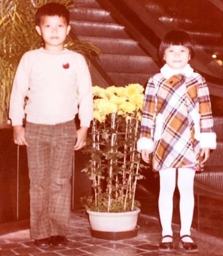 Shinmin Li's childhood photo with her elder brother