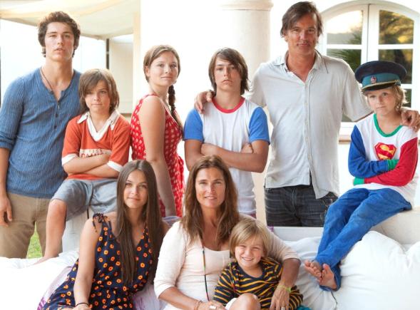 Wolfgang Novogratz with his parents and six siblings