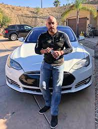 Mayeli Alonso's ex-husband Lupillo Rivera posing for the photo with his car