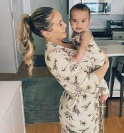 Lyzabeth Lopez with her little child