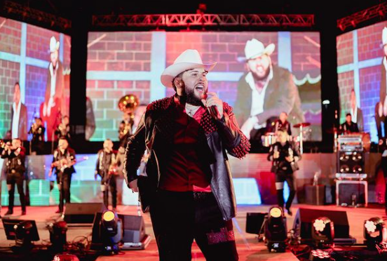 El Fantasma singing in the stage