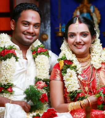 Manjusha Mohandas wedding photo with her husband Priyadarshan 