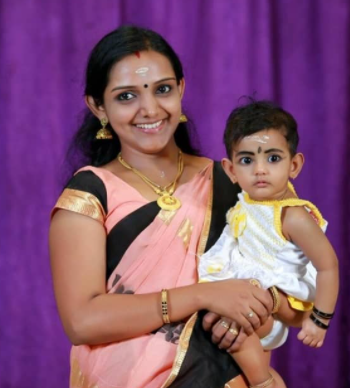 Manjusha Mohandas with her daughter