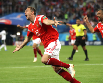 Artem Dzyuba playing football 