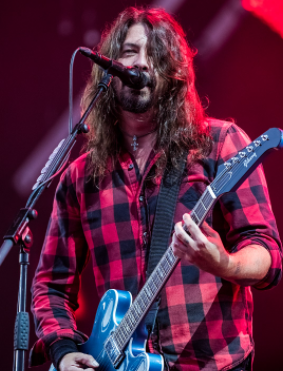 David Eric Grohl singimg on the stage
