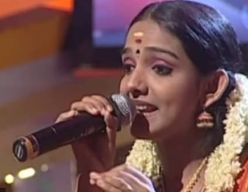 Manjusha Mohandas singing in the stage 