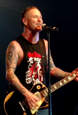 Corey Taylor singing in the stage 