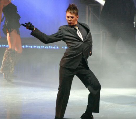 Benji Schwimmer dancing in the stage