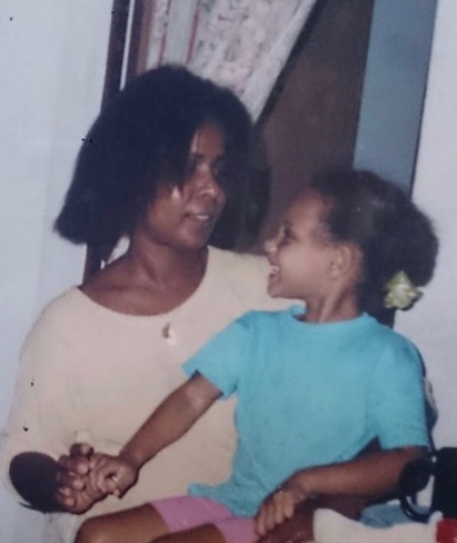 Alicia Aylies's childhood photo with her mother