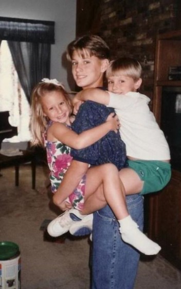 Joshua Ackles's childhood photo with his siblings