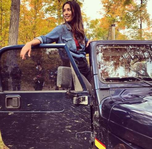 Kaitlyn Leeb posing with her jeep