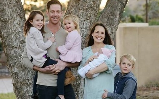 Lauren Kutner with her husband, Jason Dohring and their children