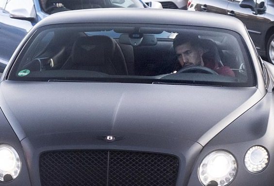 Maria Cataleya's boyfriend, Emre Can posing inside his car