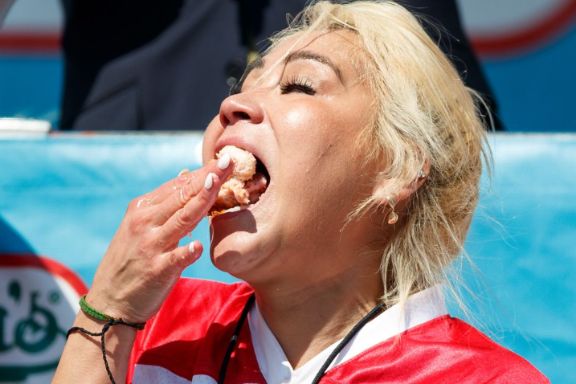 Miki Sudo eating hotdogs at a competition