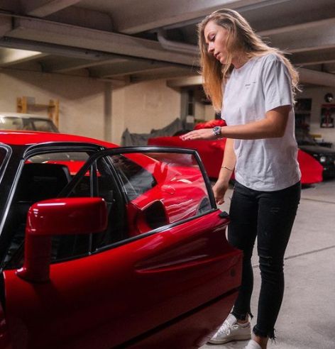 Sophia Flörsch posing with her car