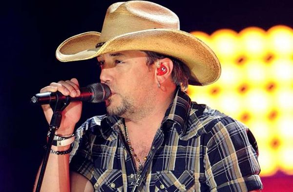 Jason Aldean singing at the stage 
