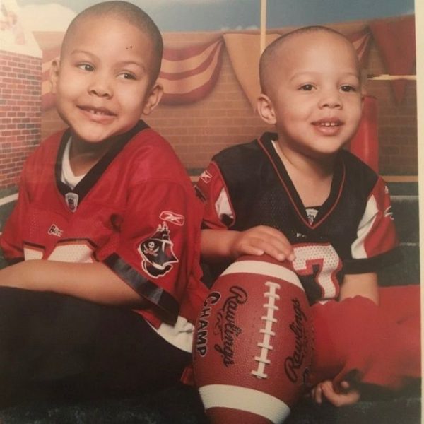 foto uit de kindertijd van Messiah Harris met zijn broer