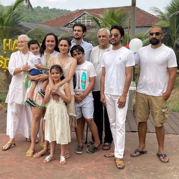 Nafisa Ali posing fo the photo with her family