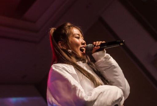 Yuk Jidam singing in a stage 