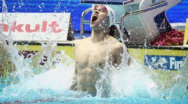 Sun Yang posing for the phoot while swimming 