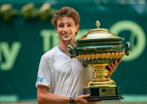 Ugo Humbert winning trofey