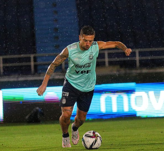 Alejandro Darío Gómez playing football