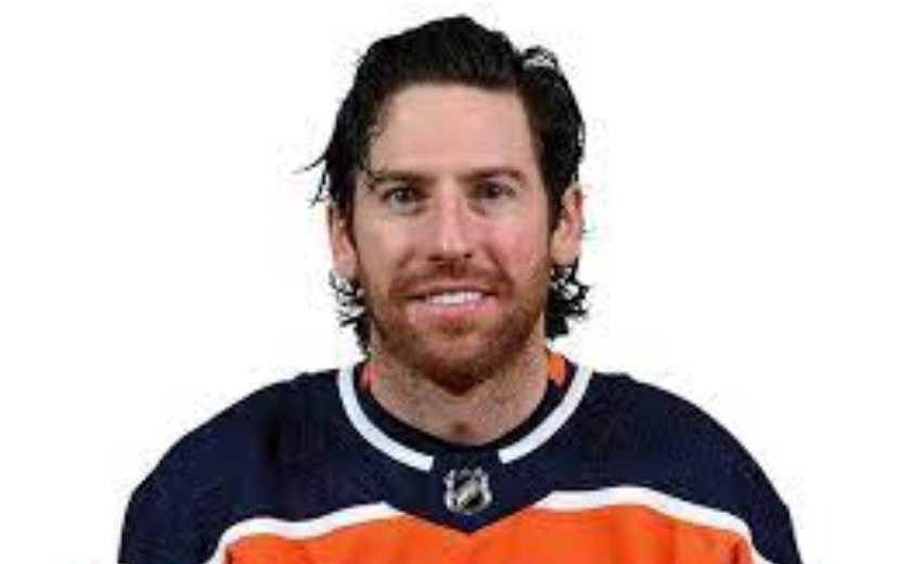Is James Neal Married? Does “Edmonton Oilers of the National Hockey League”James Neal have a Wife/Girlfriend?