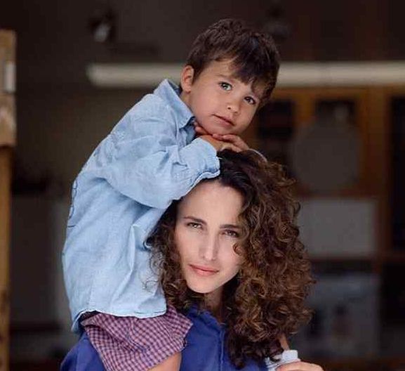 Justin Qualley's childhood photo with his mother, Andie MacDowell