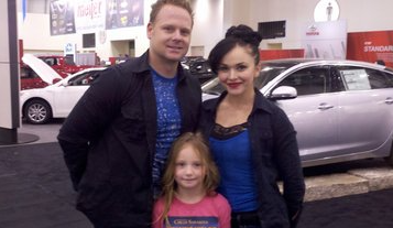 Nik Wallenda with his wife and daughter 