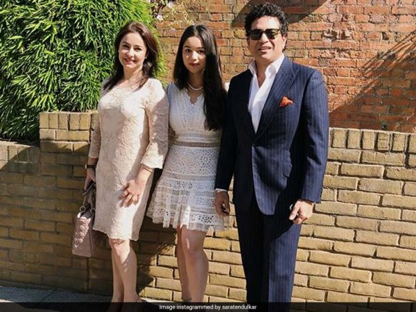 Sara Tendulkar posing for the photo with her father and mother