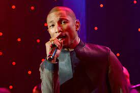 Pharrell Williams singing at the stage 