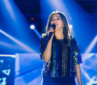 Monali Thakur singing on the stage