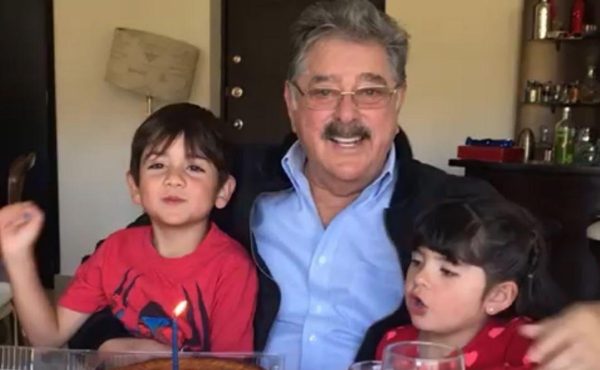 Raymundo Capetillo clicking with his children