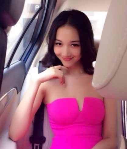 Wenwen Han posing inside her car