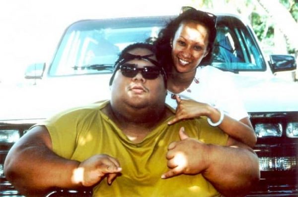 Late Israel Kamakawiwo’ole posing for a photo with car