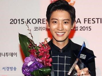 Park Chanyeol posing for a photo with award 