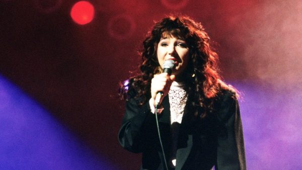 Kate Bush singing at the stage 