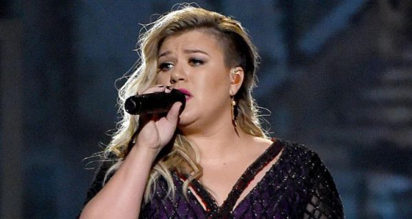 Kelly Clarkson singing at the stage (